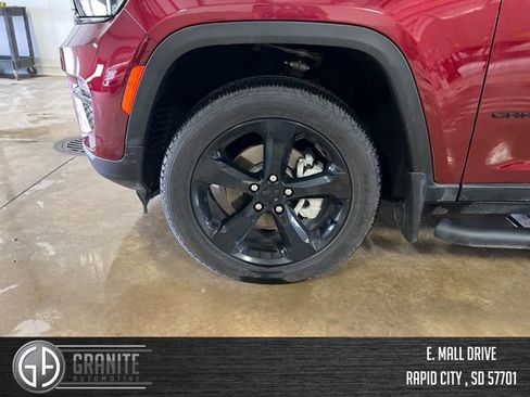 Used 2025 Jeep Grand Cherokee Limited w/ Black Appearance Package AWD/4WD image 28