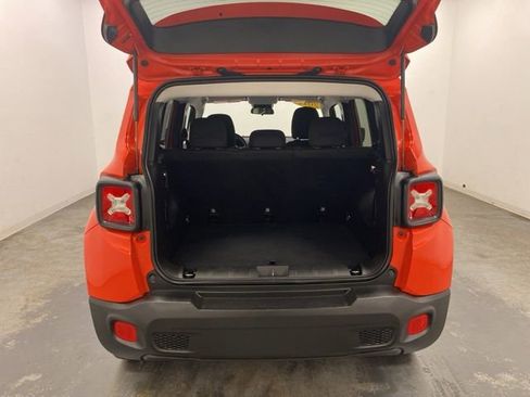 Used 2017 Jeep Renegade Latitude w/ Cold Weather Group image 28