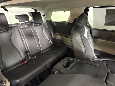New 2026 Kia Carnival EX FWD image 21
