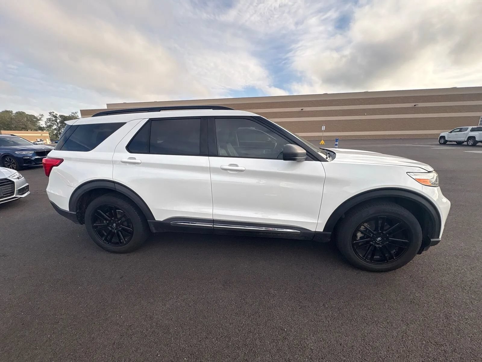 Used 2020 Ford Explorer XLT w/ Equipment Group 202A AWD/4WD image 8