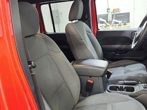 Used 2025 Jeep Wrangler Unlimited Sahara AWD/4WD image 30