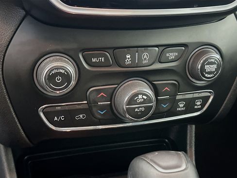 Used 2019 Jeep Cherokee Limited AWD/4WD image 23