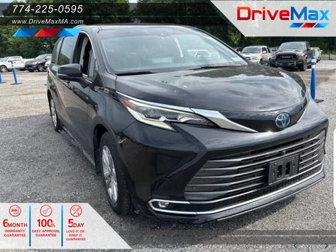 Used 2022 Toyota Sienna Platinum AWD/4WD image 1