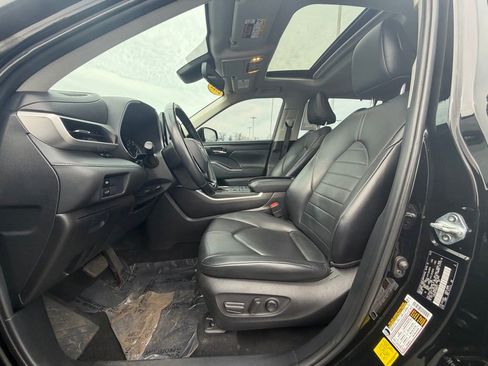 Used 2021 Toyota Highlander XLE image 18