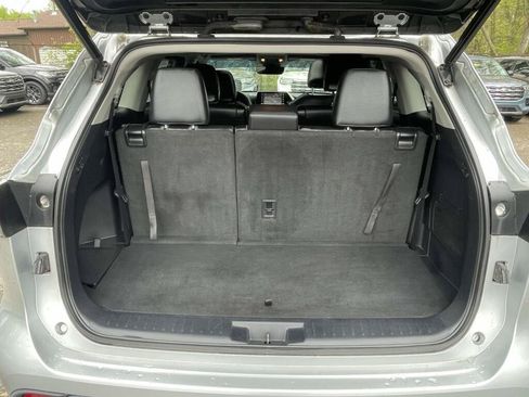 Used 2021 Toyota Highlander XLE AWD/4WD image 20