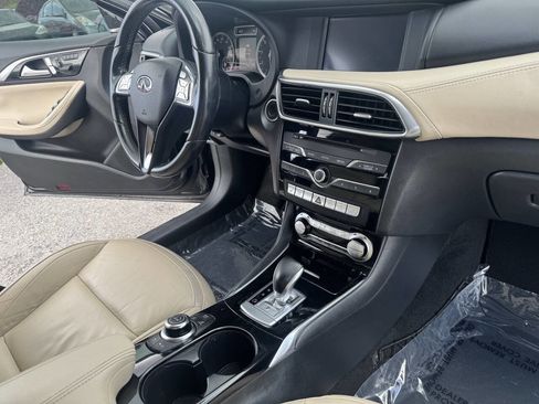 Used 2017 INFINITI QX30 Premium w/ Navigation Package image 12