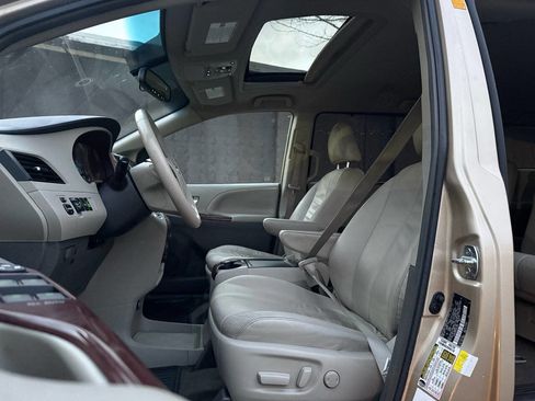 Used 2014 Toyota Sienna XLE image 56