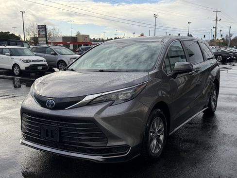 Used 2024 Toyota Sienna LE image 4