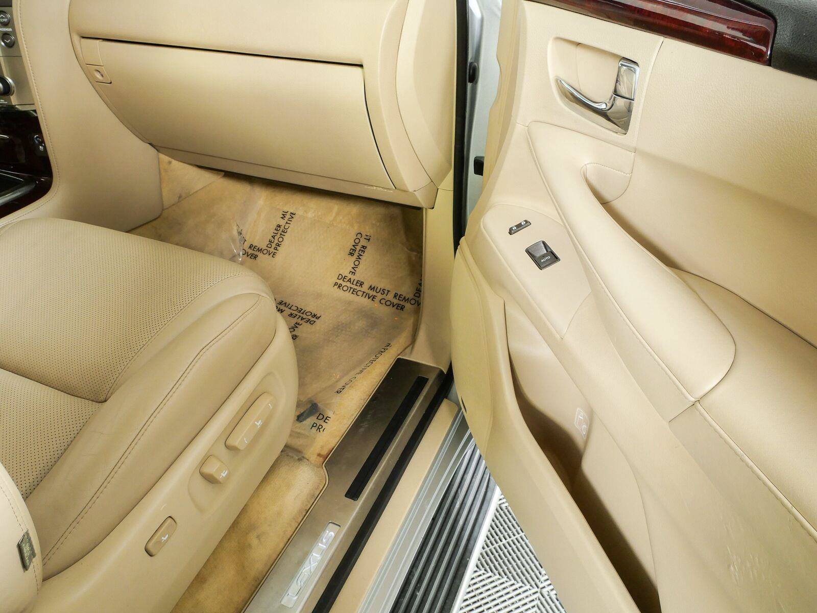 Used 2011 Lexus LX 570 4WD w/ Luxury Pkg image 27