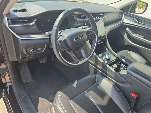 Used 2023 Jeep Grand Cherokee Limited image 10