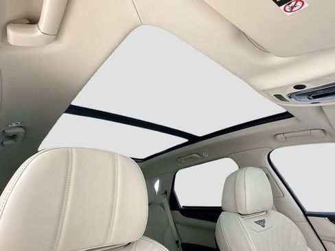 Used 2018 Bentley Bentayga image 17