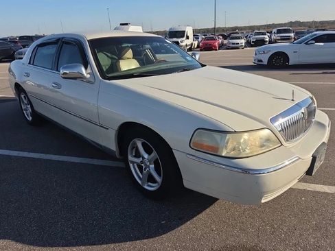 Used 2003 Lincoln Town Car Executive image 2