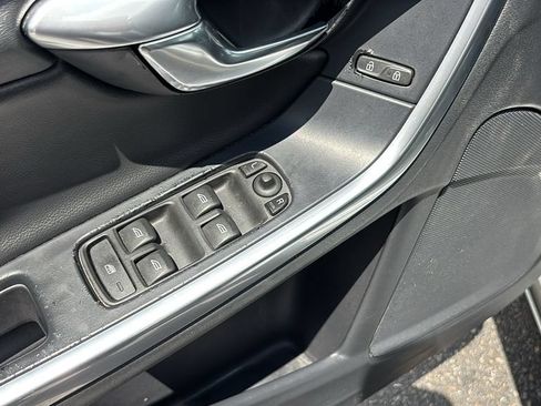 Used 2018 Volvo V60 T5 Dynamic FWD image 12