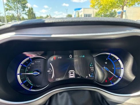 Used 2021 Chrysler Pacifica Limited w/ Uconnect Theater Family Group FWD image 12