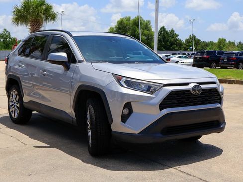 Used 2020 Toyota RAV4 XLE Premium FWD image 26