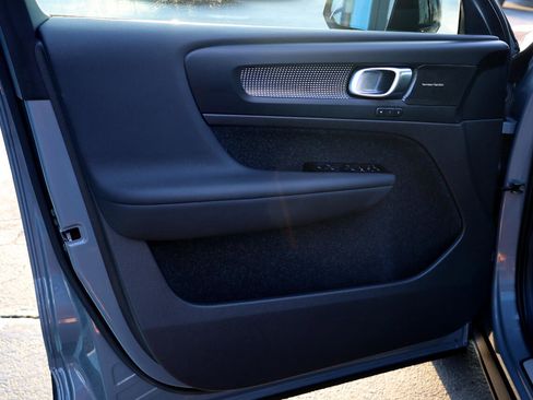 Used 2022 Volvo XC40 T4 R-Design w/ Advanced Package image 7