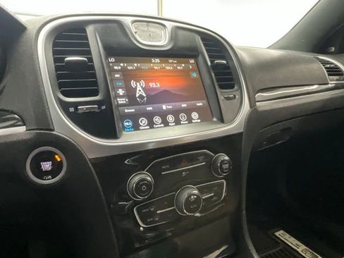 Used 2018 Chrysler 300 Limited image 10