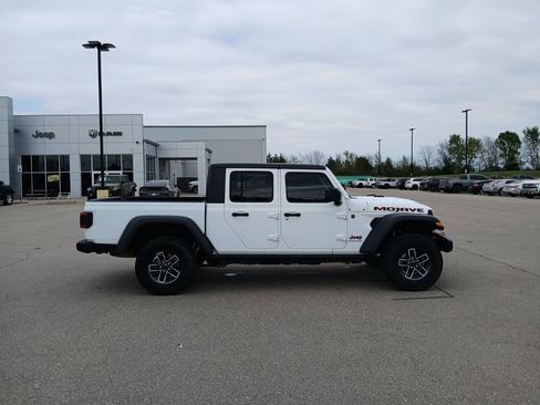 Used 2025 Jeep Gladiator Mojave w/ Convenience Group AWD/4WD image 9