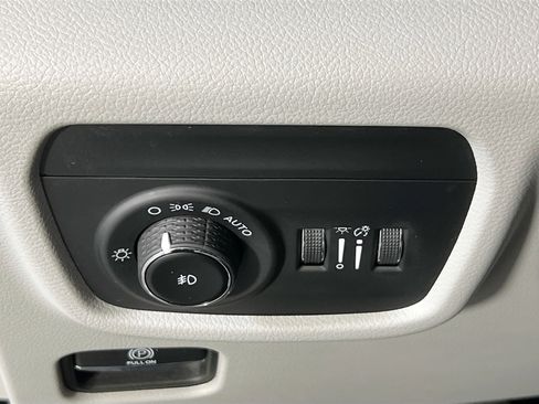 Used 2022 Jeep Grand Cherokee Overland AWD/4WD image 10