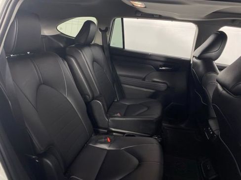 Used 2025 Toyota Highlander XLE AWD/4WD image 17
