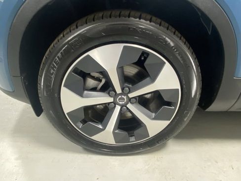 Used 2025 Volvo XC40 B5 Plus image 5