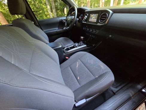 Used 2019 Toyota Tacoma TRD Off-Road w/ Technology Package AWD/4WD image 14