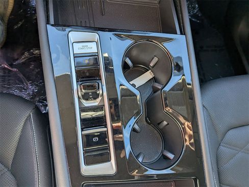 Used 2025 Volkswagen Atlas SE image 21