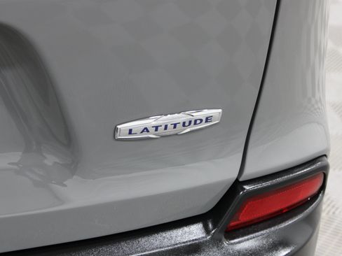 Used 2019 Jeep Cherokee Latitude Plus w/ Comfort/Convenience Group AWD/4WD image 30