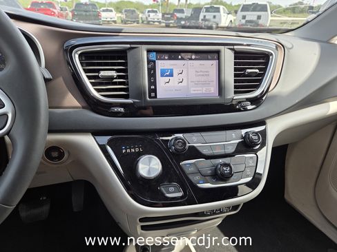 Used 2023 Chrysler Voyager LX image 8