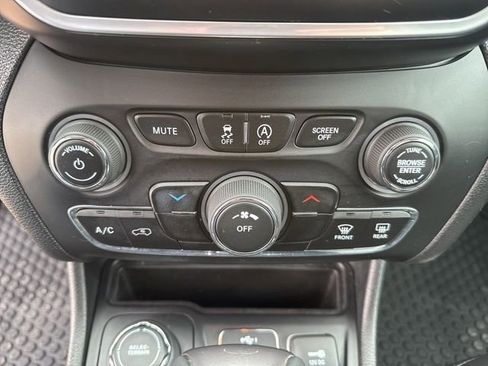 Used 2019 Jeep Cherokee Latitude Plus w/ Cold Weather Group image 26