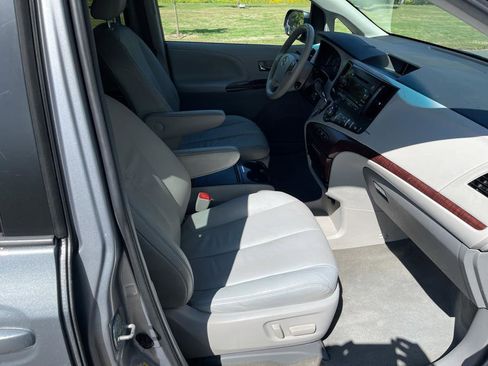 Used 2012 Toyota Sienna XLE w/ Entertainment Pkg image 11