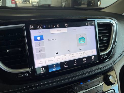 Used 2023 Chrysler Pacifica Touring-L FWD image 21
