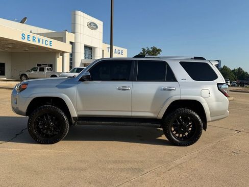 Used 2023 Toyota 4Runner SR5 AWD/4WD image 2