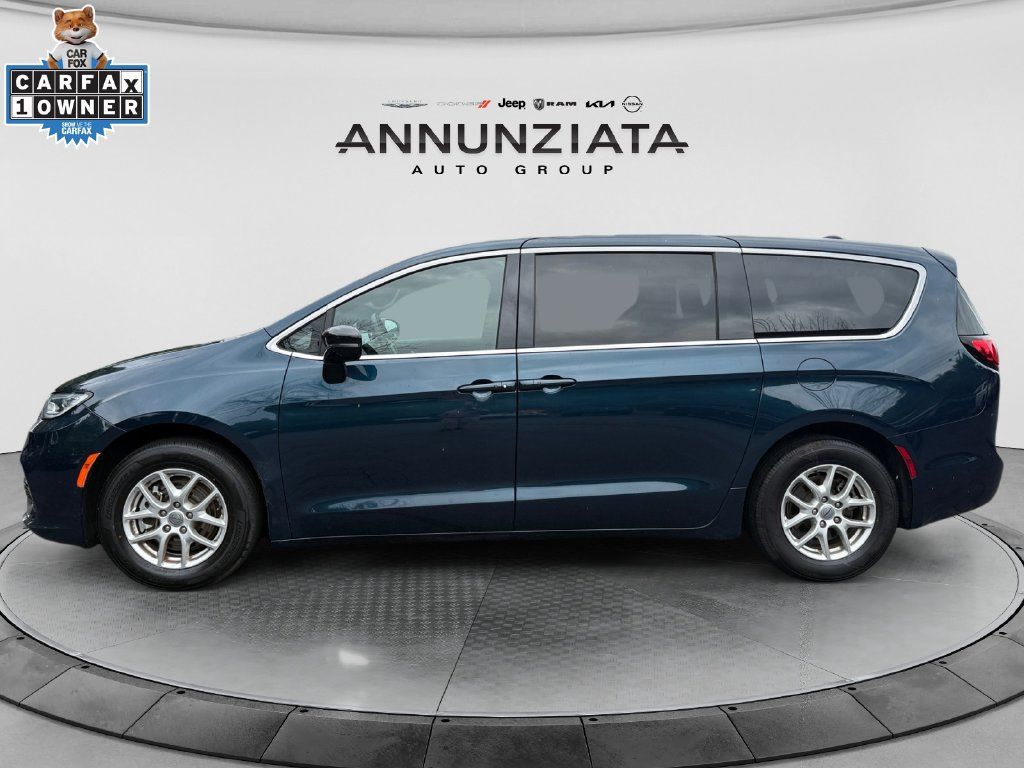Used 2025 Chrysler Pacifica Select FWD image 2