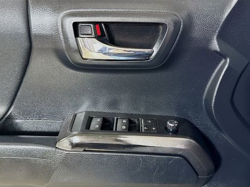 Used 2018 Toyota Tacoma TRD Sport AWD/4WD image 16