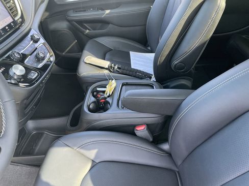 Used 2024 Chrysler Pacifica Touring-L w/ S Appearance Package image 36