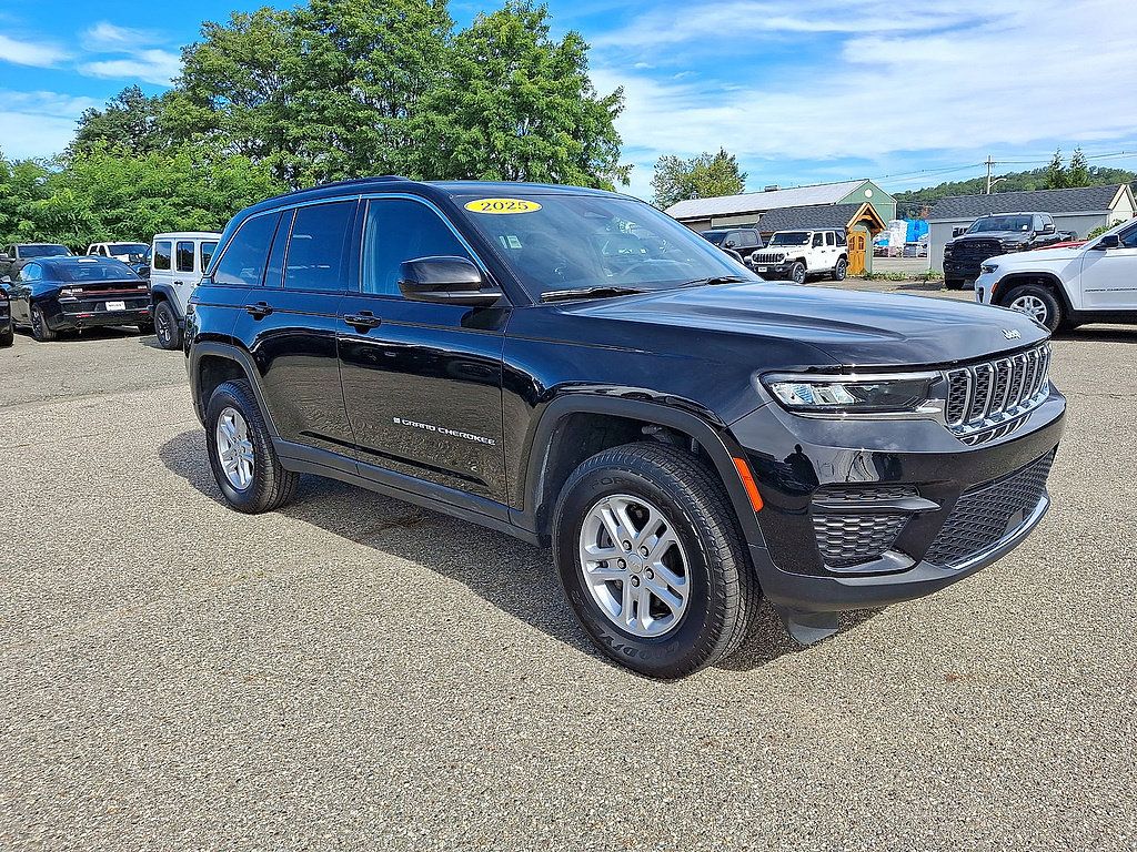 Used 2025 Jeep Grand Cherokee Laredo w/ Luxury Tech Group I AWD/4WD image 2