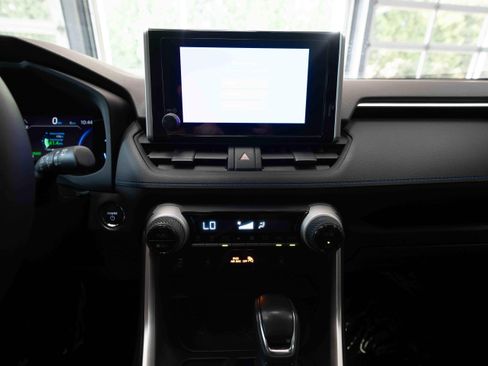 Used 2024 Toyota RAV4 SE w/ Convenience Package AWD/4WD image 17