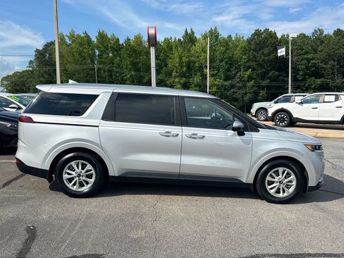 Used 2023 Kia Carnival LX FWD image 2