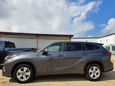 Used 2023 Toyota Highlander L FWD image 3