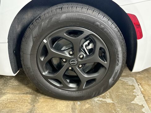 Used 2025 Chrysler Pacifica Premium FWD image 11