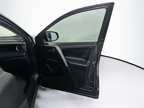 Used 2018 Toyota RAV4 Limited FWD image 34