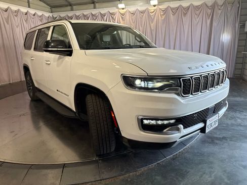 Used 2024 Jeep Wagoneer L Series II w/ Flexible Seating Group AWD/4WD image 3
