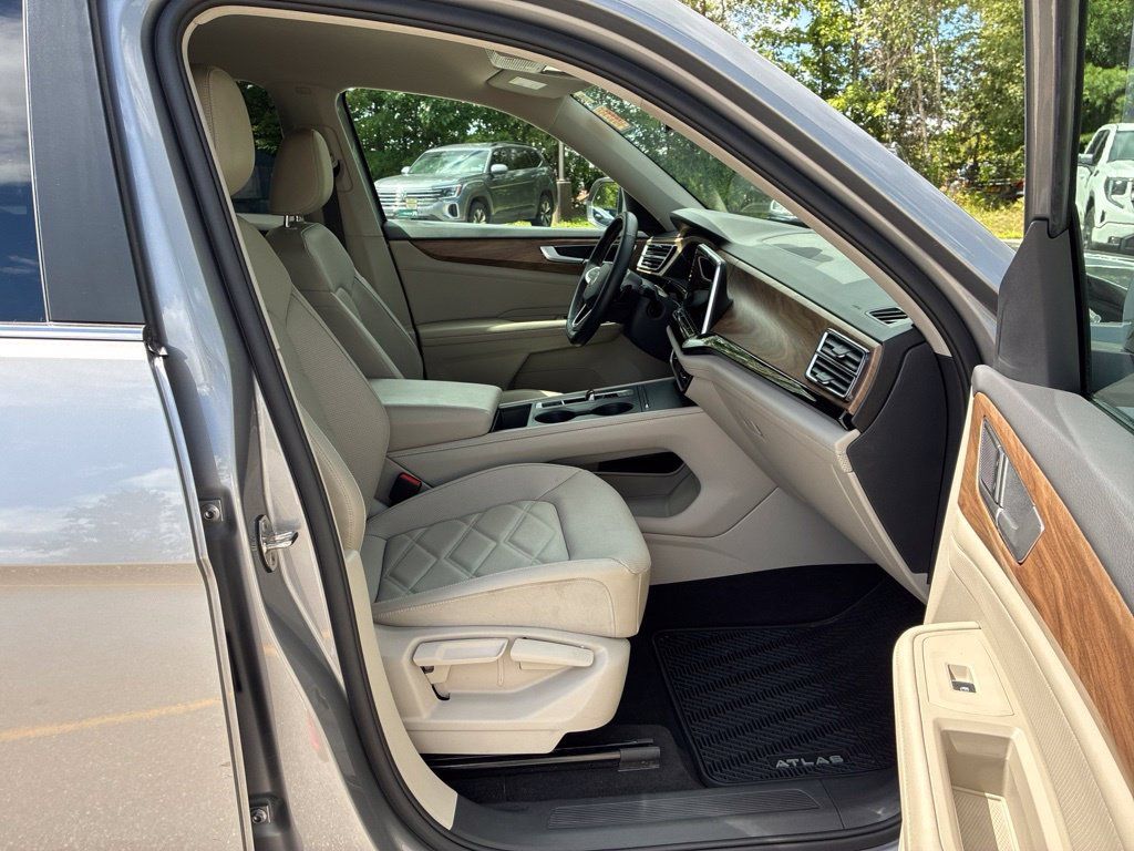 Used 2024 Volkswagen Atlas SE AWD/4WD image 42