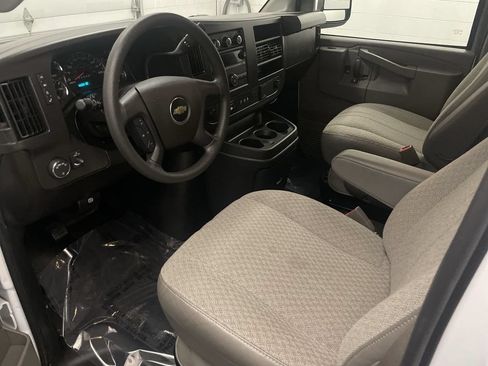 Used 2025 Chevrolet Express 3500 LT w/ LT Preferred Equipment Group RWD image 4