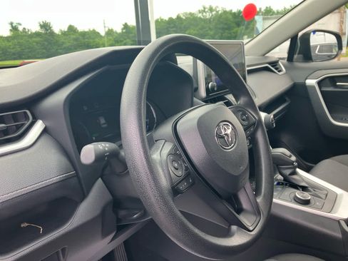 Used 2025 Toyota RAV4 XLE AWD/4WD image 9