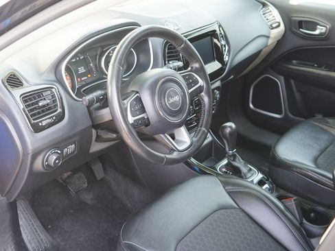 Used 2019 Jeep Compass Latitude FWD image 10