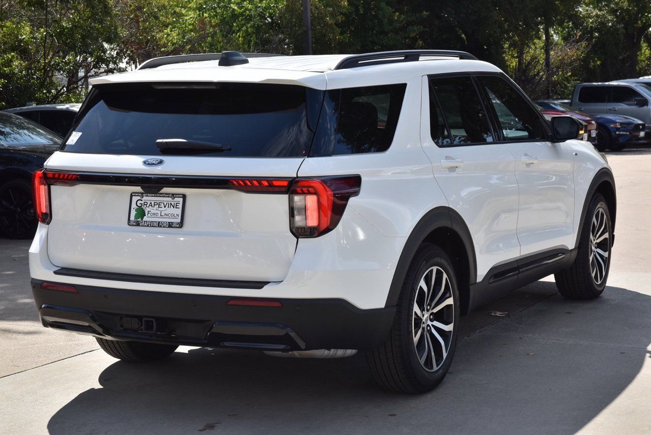 Certified 2025 Ford Explorer ST-Line RWD image 8