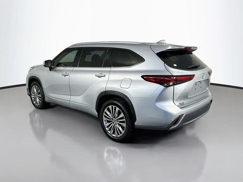 Used 2022 Toyota Highlander Platinum FWD image 5