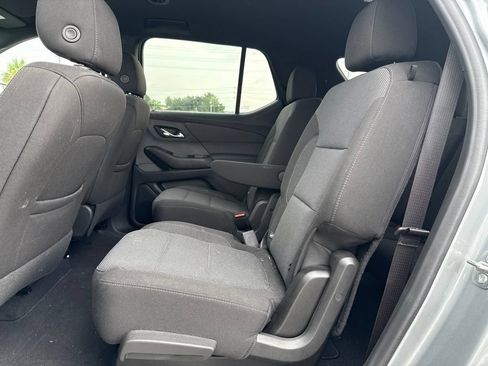 Used 2023 Chevrolet Traverse LT FWD image 9